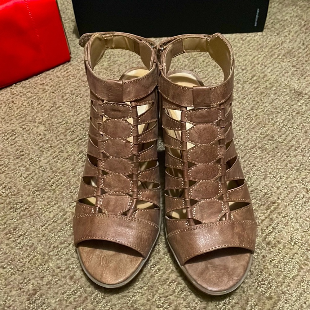 Naturalizer tan heals. Never worn.